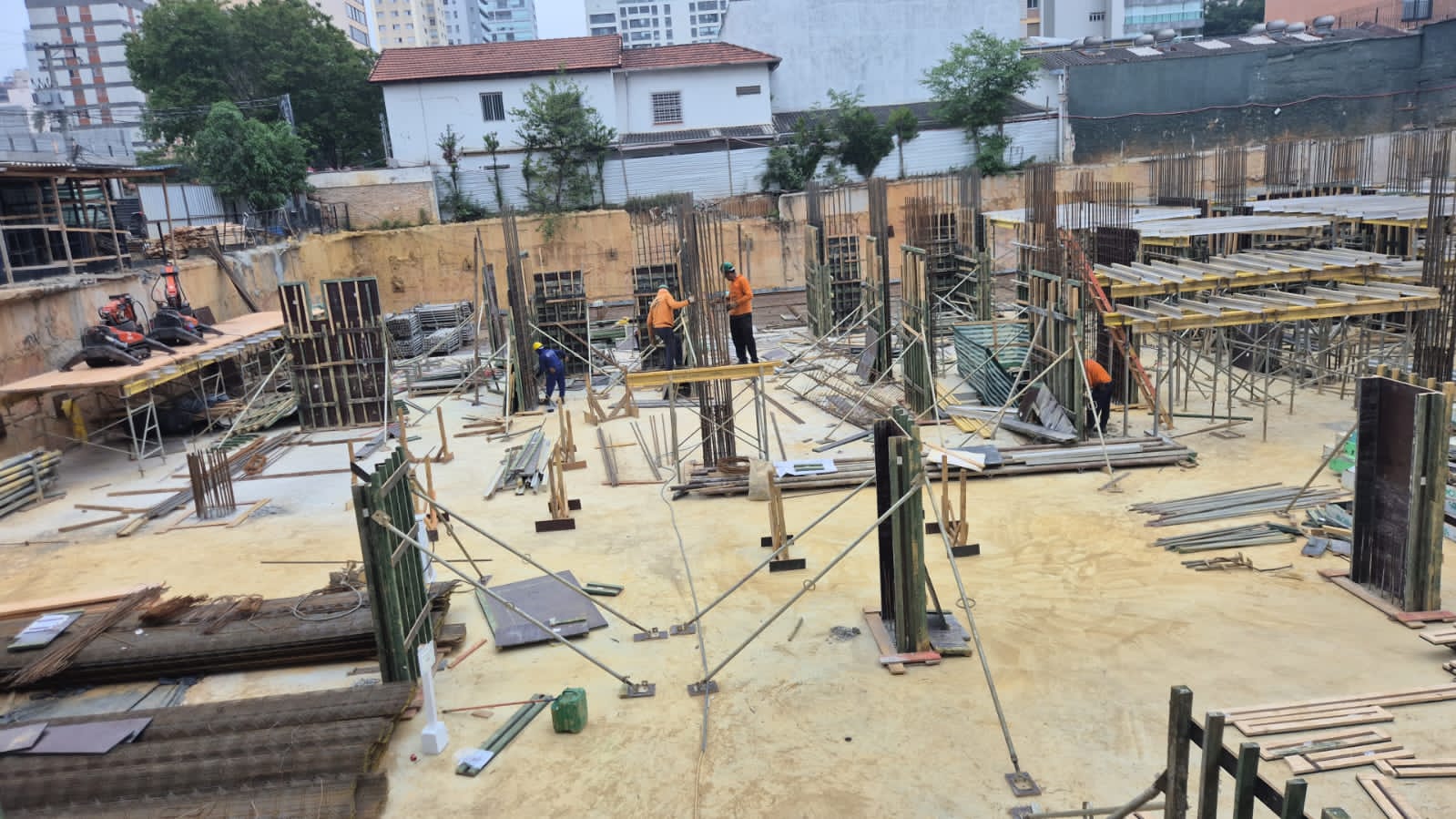 Canteiro de obra em fase de estrutura